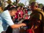 ชาวมหาสารคามตักบาตรรับปีใหม่เป็นมงคลชีวิต