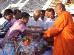 “ชวน หลีกภัย” นำชาวตรังตักบาตรปีใหม่ 2556