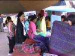คนลาวพาลูกหลานชอปเสื้อกันหนาวตลาดชายแดนรับปีใหม่