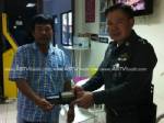 หนุ่มภูเก็ตน้ำใจงามพบกระเป๋าสตางค์นักท่องเที่ยวส่งคืนเจ้าของ