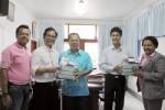แพทย์ รพ.กรุงเทพภูเก็ตมอบของที่ระลึกปีใหม่แด่ สสจ.กระบี่
