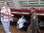 สิบแปดล้อชนกระบะตกร่องกลางถนน ทับซ้ำทั้งคัน คนขับรอดปาฏิหาริย์