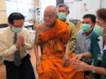 “หลวงพ่อคูณ” อารมณ์ดี แพทย์ให้นั่งรถเข็นออกสูดอากาศครั้งแรก