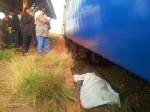 หญิงชราก้าวลงจากโบกี้รถไฟเสียหลักล้มตกรางถูกทับดับ