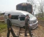 รถตู้นำเที่ยวถ้ำกระแซวิ่งตัดทางรถไฟโดนชนยับดับ 1 เจ็บ 10