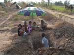 ชาวบ้านตาพระยาประสบภัยแล้ง หันขุดหาวัตถุโบราณเป็นรายได้เสริมให้ครอบครัว