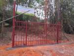 เหิมสร้างรั้วปิดทางสถานปฏิบัติธรรมฝาง เชื่อพัวพันคดีเก่าแย่งที่ดินคดีฆ่าพระสุพจน์