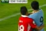 “ซัวเรซ” ฉาวอีก!! ชกหน้าแข้งชิลี