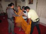 ตร.พัทยา รวบมารศาสนาห่มเหลืองเมาแอ๋ โวยวายชาวบ้าน