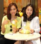 สองสาวเซเลบควงกันกินไอติมคลายร้อน !