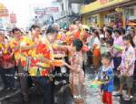 ทน.สุราษฎร์ธานีจัดสงกรานต์ชวนลอดอุโมงค์น้ำตกบนถนนปลอดแอลกอฮอล์