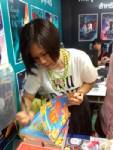 "พลอย จริยะเวช" เซ็นหนังสือมือเป็นระวิง !?!
