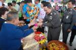 ข้าราชการ พ่อค้า ประชาชน ร่วมรดน้ำดำหัวพ่อเมืองปากน้ำขอพรสงกรานต์