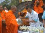 “นายหัวชวน” นำชาวตรังตักบาตรสงกรานต์ปี 56
