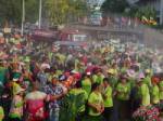 ถนนข้าวเม่าคึก ฝูงชนฝ่าแดดเล่นน้ำคลายร้อน