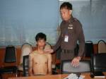 รวบทันควันหนุ่มหนีการควบคุมตัวก่อนส่งศาล อ้างคิดถึงลูก