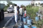ระทึก! รถกระบะปลาดุกเทกระจาดเกลื่อนถนน (ชมคลิป)