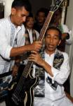 ผู้ว่าอินโดฯ รับกีตาร์เบส Metallica เป็นของขวัญอาจเข้าข่ายคอร์รัปชัน