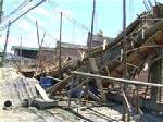 คานก่อสร้างอาคารพาณิชย์ในกรุงเก่าถล่ม คนงานพม่าเจ็บ 3 ราย (ชมคลิป)