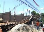 คานก่อสร้างอาคารพาณิชย์ในกรุงเก่าถล่ม คนงานพม่าเจ็บ 3 ราย (ชมคลิป)