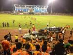 รั้วอัฒจันทร์สนามกีฬาถล่ม แฟนบอลสุโขทัยร่วงเจ็บระนาว (ชมคลิป)