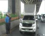 ผวาจับตรวจฉี่! หนีข้ามถนนรถชนขาหัก