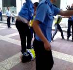 เทศกิจจีนโหด! … กระโดดเหยียบหัวชายจีนคาพื้น (ชมคลิป)
