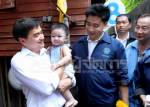 “มาร์ค” ลุยตลาดโกสุมฯ ช่วย “อี้” นั่ง ส.ส. ย้ำประมูลจัดการน้ำส่อฮั้ว รั้นจำนำข้าวชาติพัง