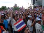 กลุ่มหน้ากากขาวชลบุรีกว่า 1,000 คน รวมตัวขับไล่รัฐบาล ปู ยิ่งลักษณ์