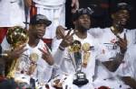 แบนสาวก "ฮีต" สะพายเป้ร่วมแห่แชมป์ NBA