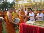 ชาวอุบลฯ ตักบาตรพระศรีลังกา-อินโดนีเซีย รับเทศกาลเข้าพรรษา
