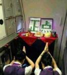 แอร์โฮสเตสเซ่นไหว้ ขอเที่ยวบิน “ตรงเวลา”