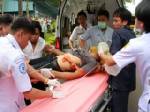 พนง.เดินสายโทรศัพท์พลาดถูกไฟช็อตสลบคาเสาไฟ