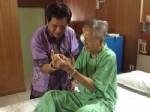 หมอใหญ่ รพ.วชิระภูเก็ตเยี่ยมผู้ป่วยผ่าตัดเปลี่ยนเลนส์แก้วตา