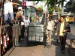 ดันแผงลอยซอยรางน้ำขายในอาคาร เหตุสัญจรลำบาก