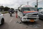 รถตู้ บขส.สายแปดริ้ว-กรุงเทพฯ พุ่งชนท้ายรถบัสรับส่งคนงานเจ็บ 2 ราย