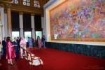 สมเด็จพระเทพฯ ทรงนำสมเด็จพระราชาธิบดีและสมเด็จพระราชินีแห่งมาเลเชีย ทอดพระเนตร "ฉากปักไหมน้อยเรื่องอิเหนา"