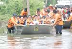 “รมช.มหาดไทย” นั่งเรือนำถุงยังชีพมอบชาวศรีสะเกษบนหลังคาบ้าน น้ำท่วมหนัก