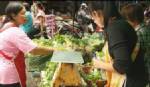 ตลาดเชียงใหม่คึกคัก คนแห่ซื้อผักรับ “กินเจ”