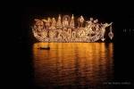 “ประเพณีไหลเรือไฟ” สว่างไสวงานบุญออกพรรษากลางลำน้ำโขงที่นครพนม