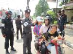 ชาวบ้านตกใจ! จราจรเมืองดอกบัวตั้งด่านแจกหมวกกันน็อกฉลองวันตำรวจ