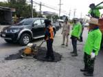 อบต.บ่อวิน เร่งซ่อมถนนหลังเป็นหลุม-บ่อจำนวนมาก