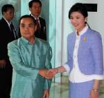 นายกฯไทย-ลาว ร่วมตักบาตรมิตรภาพมวนชื่น “ทองสิง” ขอบคุณช่วยเหลือเครื่องบินตก