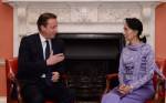 ผู้นำอังกฤษหนุนซูจีผลักดันแก้ไขรัฐธรรมนูญ-ปฏิรูปพม่า