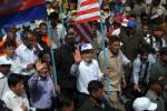 ผู้ชุมนุมชาวเขมรเดินขบวนยื่นคำร้องสถานทูตต่างชาติในพนมเปญ