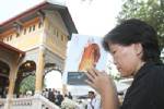 วัดบวรฯจัดให้ผู้สูงอายุ กราบสักการะพระศพสมเด็จพระสังฆราช