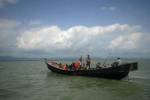 เรือโรฮิงญาหลบหนีเหตุตึงเครียดรัฐยะไข่ พลิกคว่ำนอกชายฝั่งพม่า