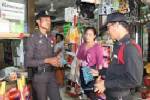 ตร.จับร้านขายพลุ ดอกไม้เพลิง กว่า 300 ราย