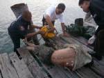 หนุ่มนิรนามถูกฆ่าโหดลอยอืดติดสะพานท่าเทียบเรือตลาดสัตหีบ