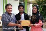 “ASTVผู้จัดการ” มอบเงินช่วยเหลือผู้สื่อข่าวนราฯ เหยื่อระเบิดโจรใต้